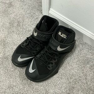 Nike LeBron zoom soldier 8